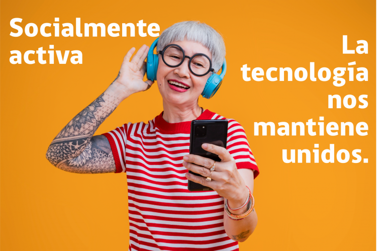 Profesional de salud atendiendo a una persona mayor en el CESFAM